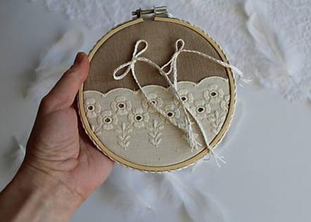 Podnos pod obrúčky v jemnom folk štýle, 