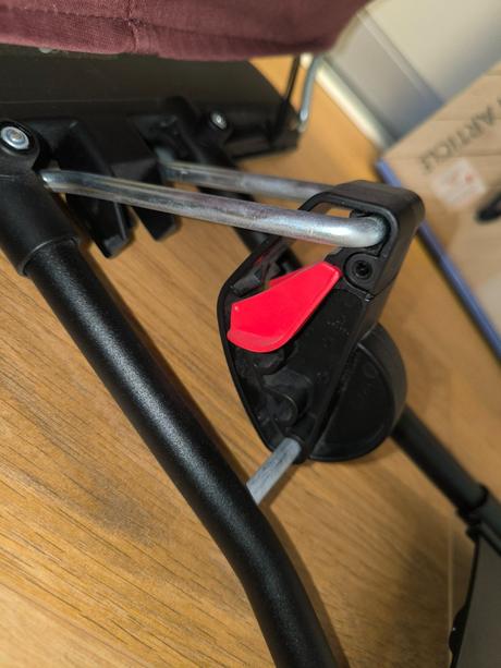 Ergonomické lehátko značky babybjörn, bordové,