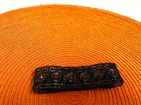 Čipkovaný náramok s kamienkami, 