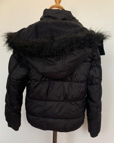 Čierna vetrovka s kapucňou, 128