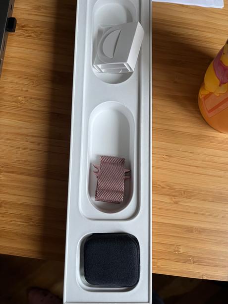 Iphone swatch 5 čierne 2 2 náhradnými remienkami, apple