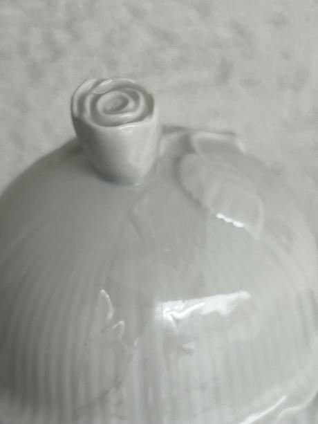 Elegantny cajnik s ruzou ruze ruza biely znaceny, 