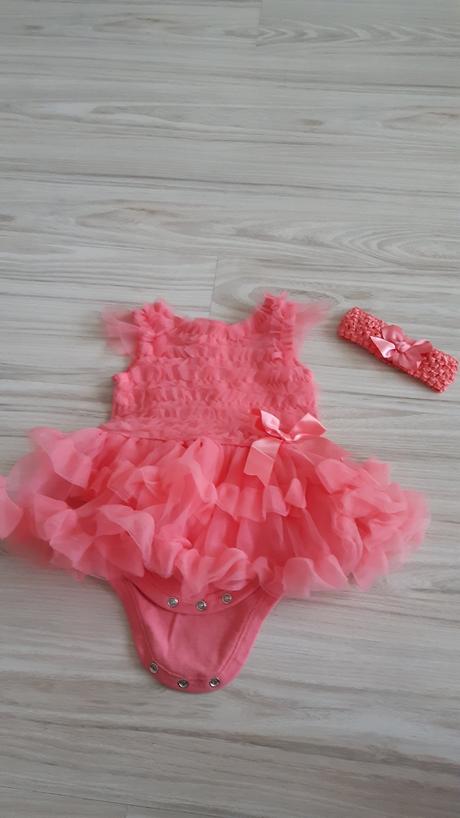 Šaty s čelenkou, 68