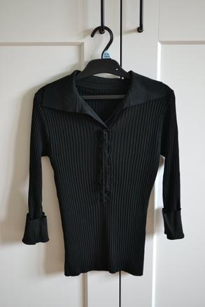 Čierny elastický top s, s