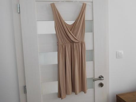 Šaty pružné mandľovej farby s,, s