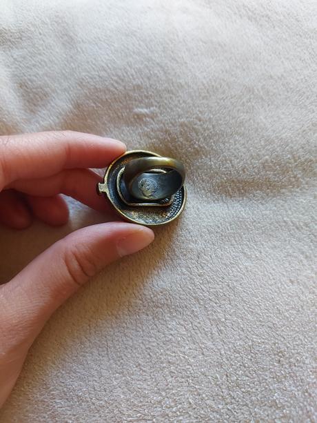 Rôzne druhy prsteňov, hodinky, kvet, motýľ, 