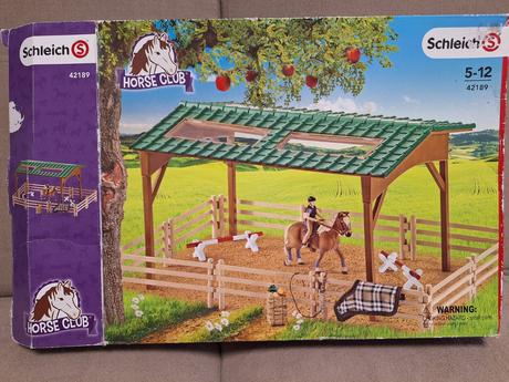 Jazdecký areál s koňom a príslušenstvom,