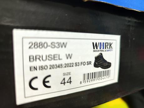 2nove prac.obuvi,jedna obuv zateplena, 44