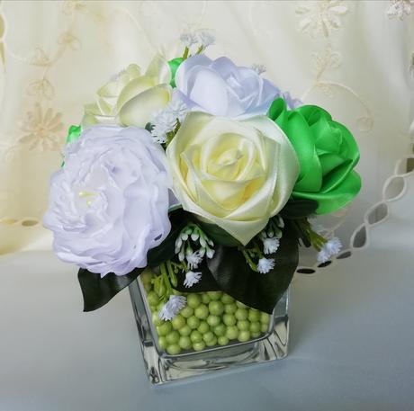 Saténové ruže a pivonky v aranžmáne, 