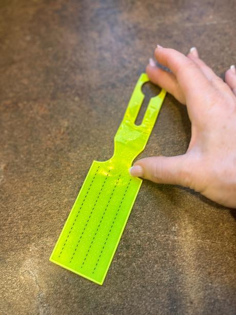 Guess reflexný prívesok, guess