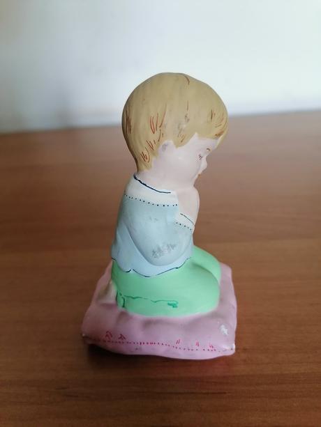 Modliace sa dieťatko zo sadry, 