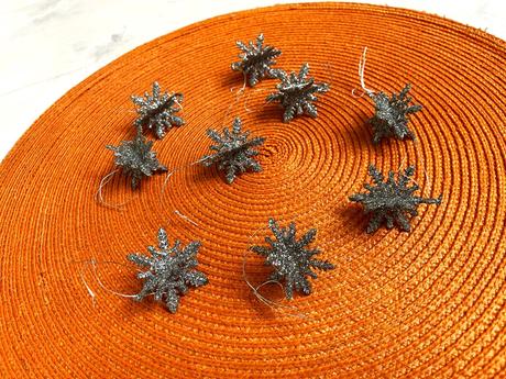 Strieborné trblietavé vločky 9 ks,