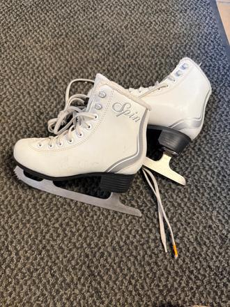 Dievčenské ľadové korcule, 31