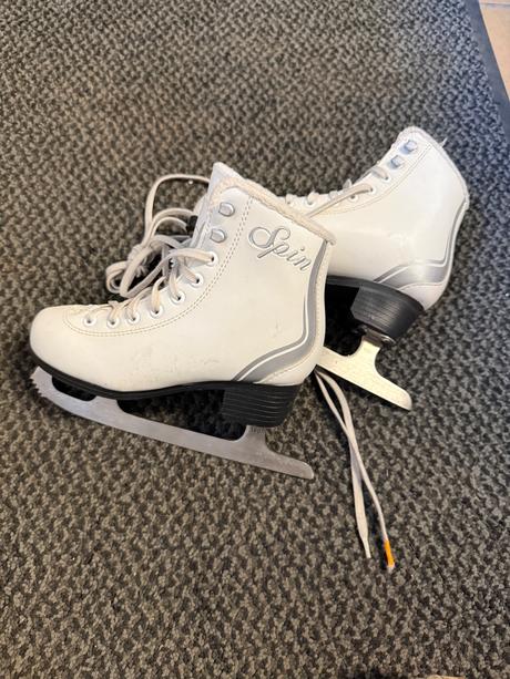 Dievčenské ľadové korcule, 31