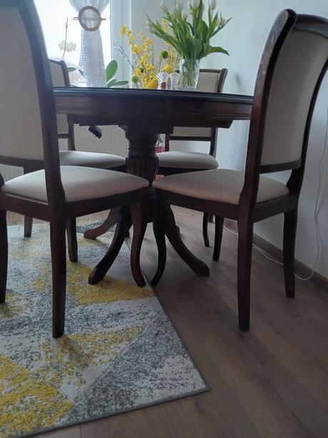 Predám pekný starožitný okrúhly stôl so stoličnodá, 