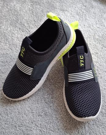 Tmavomodré našuchovacie tenisky, 31