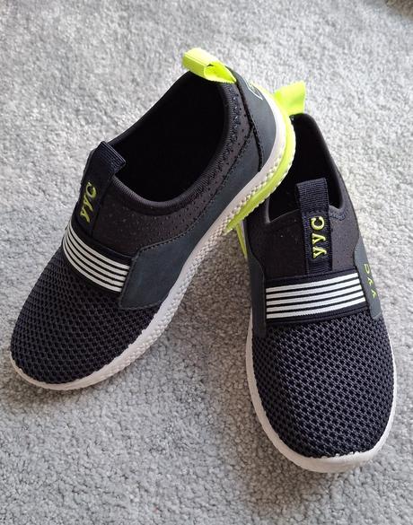 Tmavomodré našuchovacie tenisky, 31