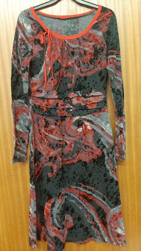 Kvalitné športovo-elegantné šaty so zamatom a elas, m