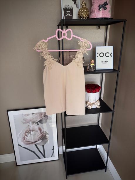 Top s krajkovými ramienkami, s