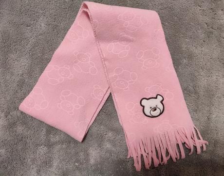 Bledioružový šál, 86