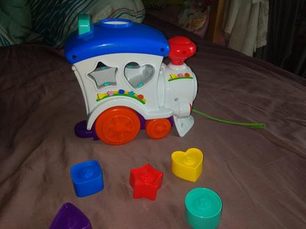 Hrajuci vlacik/lokomotiva s vkladackou,