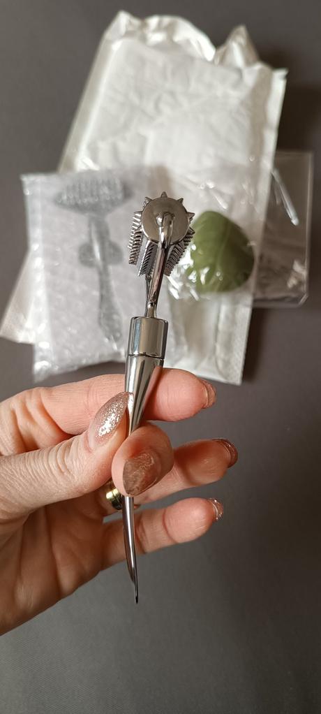 Kovový massage roller masážny strojček na tvár, 