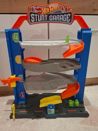 Hot wheels garáž,