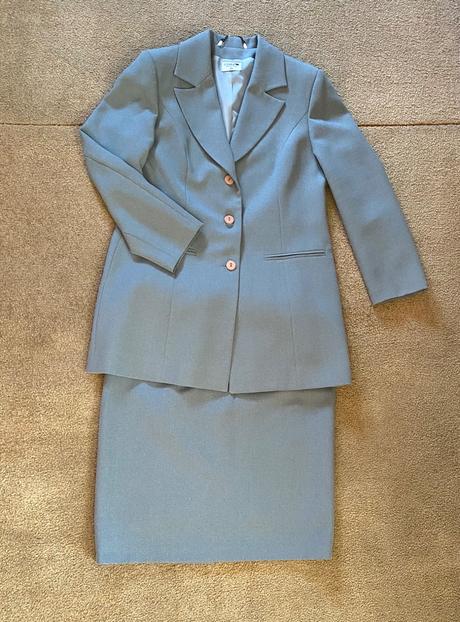 Dámsky komplet (sako, nohavice, sukňa), l