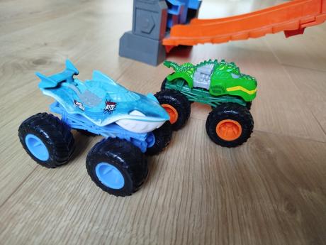 Hot wheels monster trucks dráha dračia skaza,