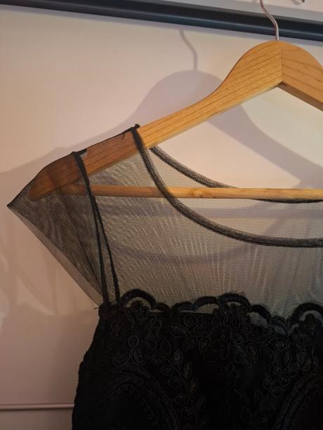 Elegantné čierne šaty s tylom, l
