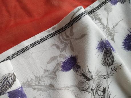 Biely top s originálnym vzorom, m