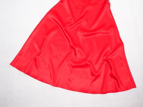 Kvalitné saténové šaty, s