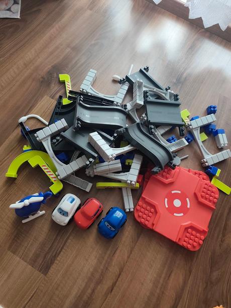Autodráha s 3 autíčkami a vrtuľníkom,