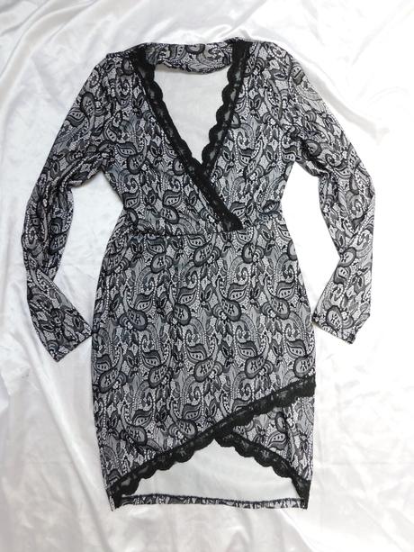 Velmi pekne čipkovane šaty, 36