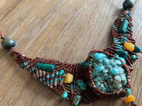 Náhrdelník macrame hnedý s pierkom, 