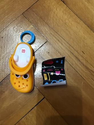 Kľúčenka v tvare oranžovej crocs topánky,