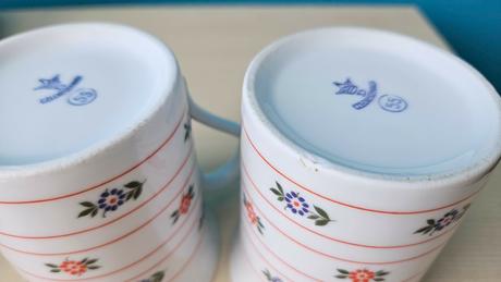 Retro keramické hrnčeky, biele, kvetinový vzor, 