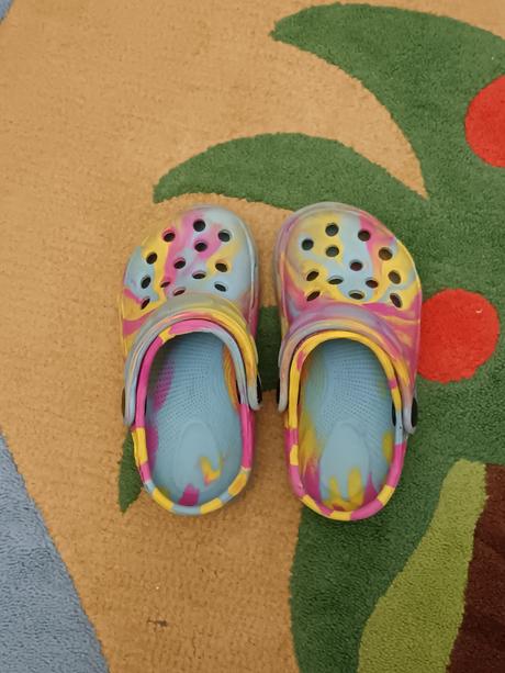 Crocs, 24
