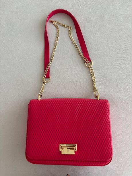 Kabelka farby magenta, 