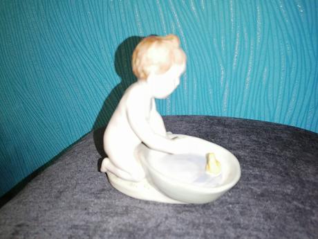 Soška chlapček s kačičkou, 