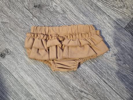 Kraťase s volánikmi, 62