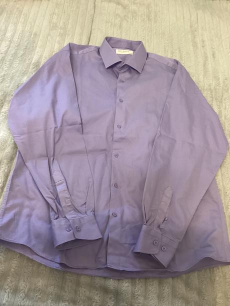 Fialová košeľa, 47