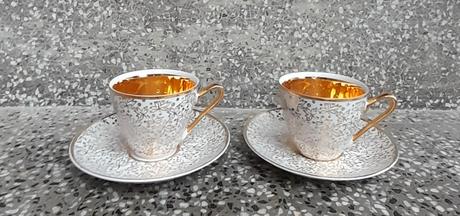 Porcelánové šálky s lístkami, 