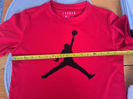 Tricka+kratasy spolu 25eur, velkost m 132az147, air jordan,140