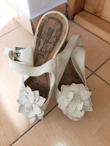 Biele sandálky, baťa,38