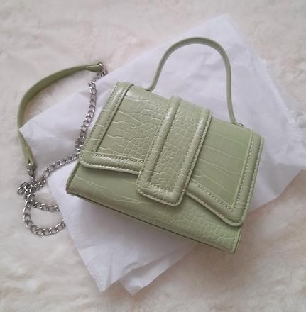 Malá kabelka dee zee, 