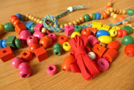 Drevenen koralky na navliekanie,