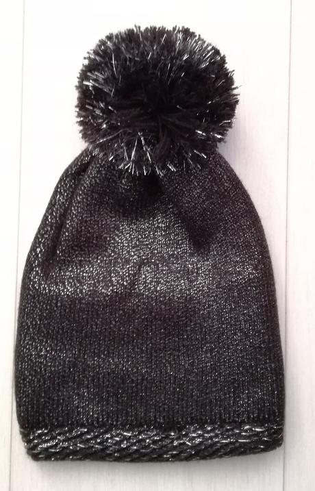 Čiapka so striebornými odleskami,