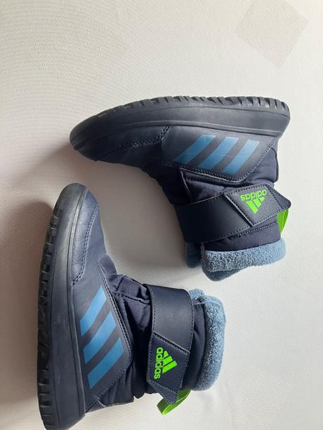 Snehule, adidas,32