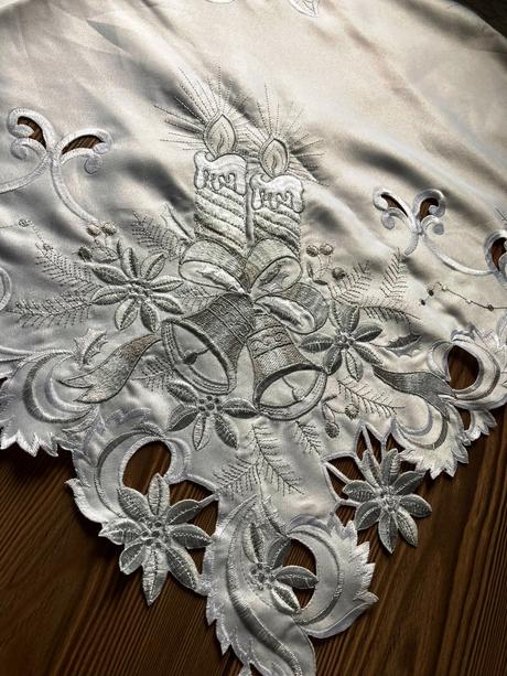 Vianočný obrus - sivé vyšívané sviece, 